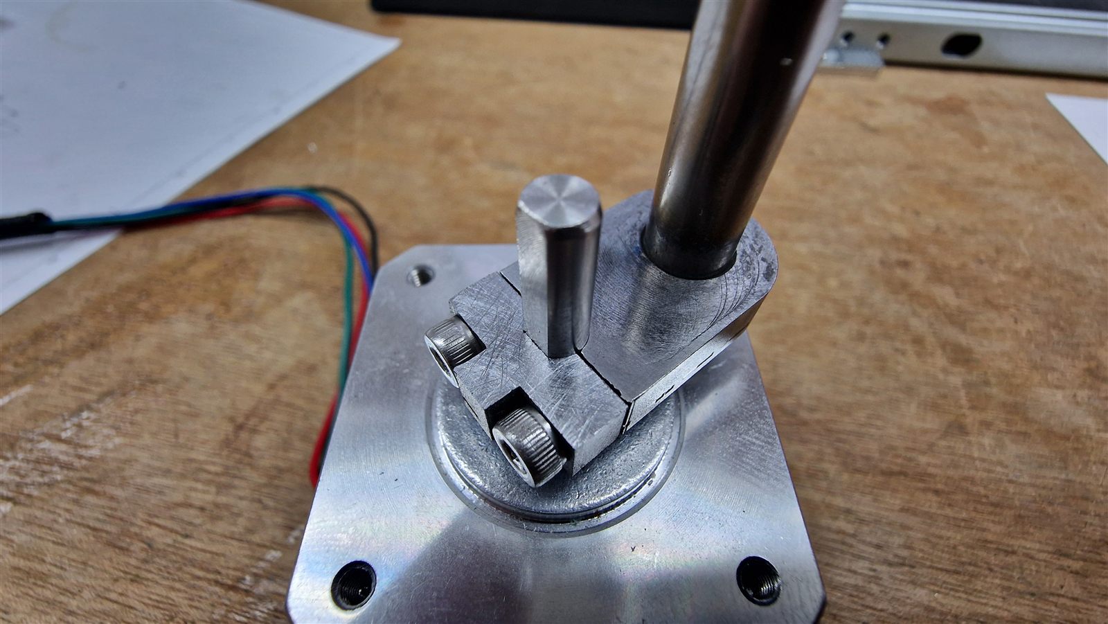Rotary fixture on a workbench